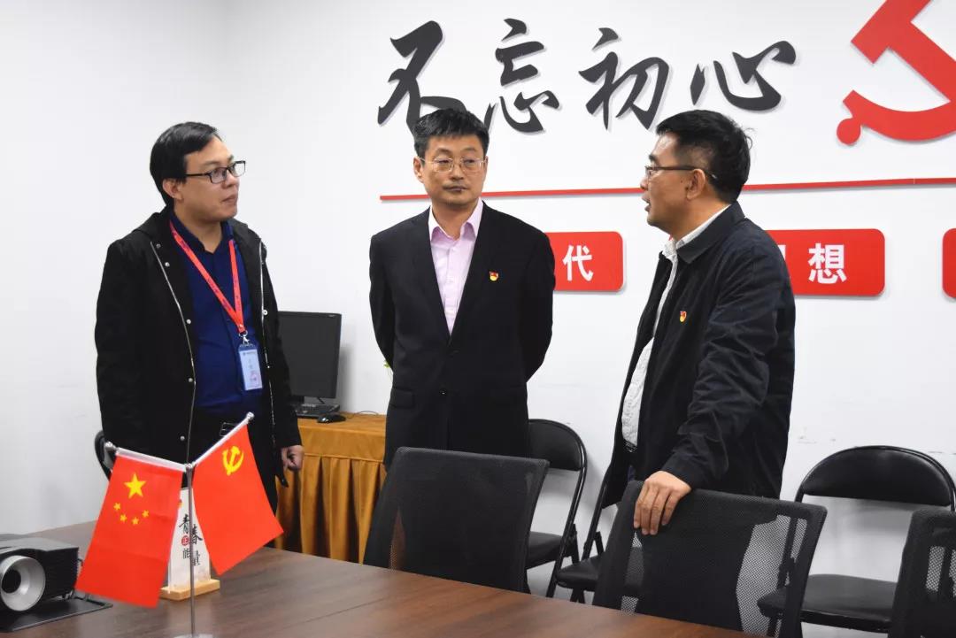 中共安陽市委網信辦主任路玉軍、副主任王曉萌等一行人蒞臨安陽青峰網絡指導工作