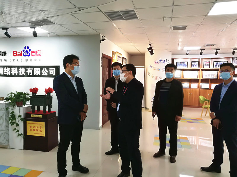 安陽市商務局副局長張躍勇，攜同天津伍創電子商務有限公司李富民一行蒞臨安陽青峰網絡參觀指導??！